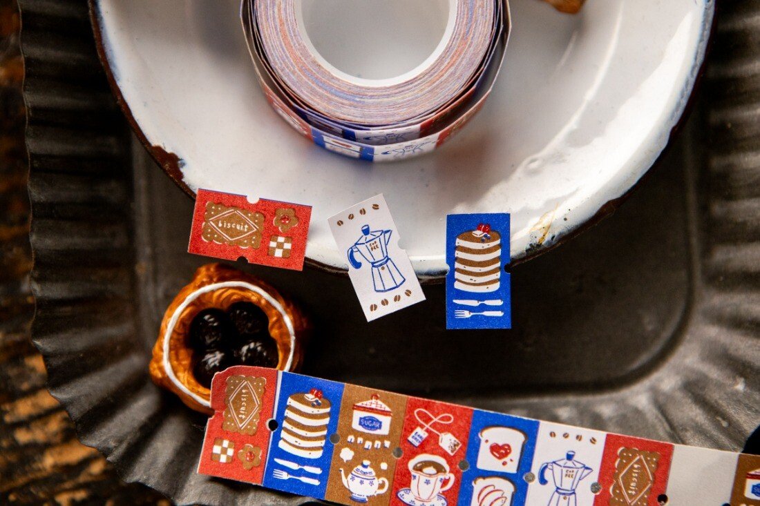 An assortment of stickers with drinks and sweets that pair well together to bring a cozy atmosphere anywhere you place them.
- Label Size 21.5 x 12 mm
- 6 Designs, approx. 500 labels per roll