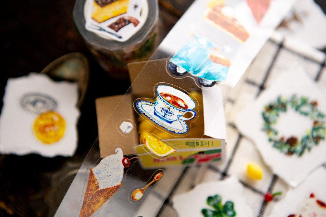 In everyday life,
there are always moments when we wish for a little bit of luck.
Paper cranes for good health, tiny fortune cookies,
a star on a barn door, a four-leaf clover…
The illustrations from this year’s Fortune planner into die-cut PET tapes.