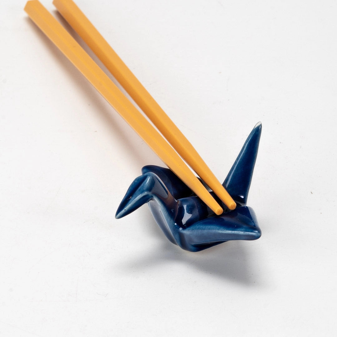 These cute ceramic rests are a perfect stationery addition to your desk! Use them for pens, paint brushes, or take them to your kitchen as a chopstick rest!
Size:2"L
Material: Porcelain