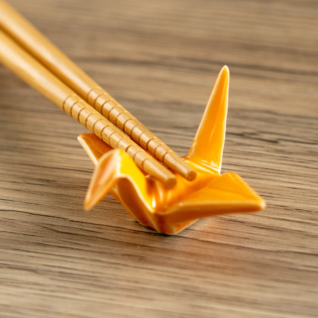 These cute ceramic rests are a perfect stationery addition to your desk! Use them for pens, paint brushes, or take them to your kitchen as a chopstick rest!
Size:2"L
Material: Porcelain