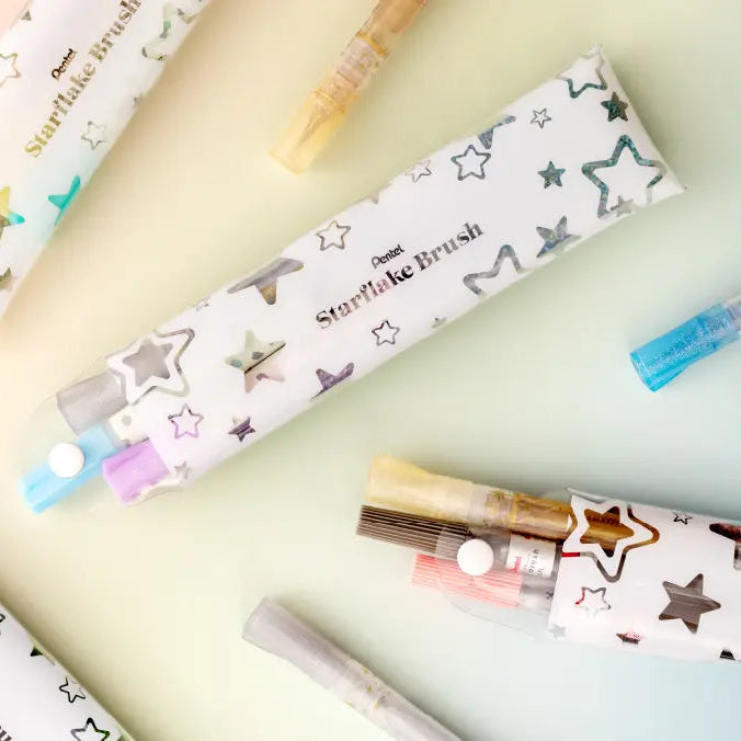 This is a limited edition starter set that combines the original multi-case with one color of Starflake Blush and two colors of "Milky Blush". It also comes with a leaflet with tips and examples for color matching.
Starflake Blush Glitter-only brush pen
The base ink is colorless and transparent, so you can draw on top of text and illustrations. In addition, by layering the glitter, it is easy to adjust the amount of glitter, allowing you to freely create your desired level of brilliance.