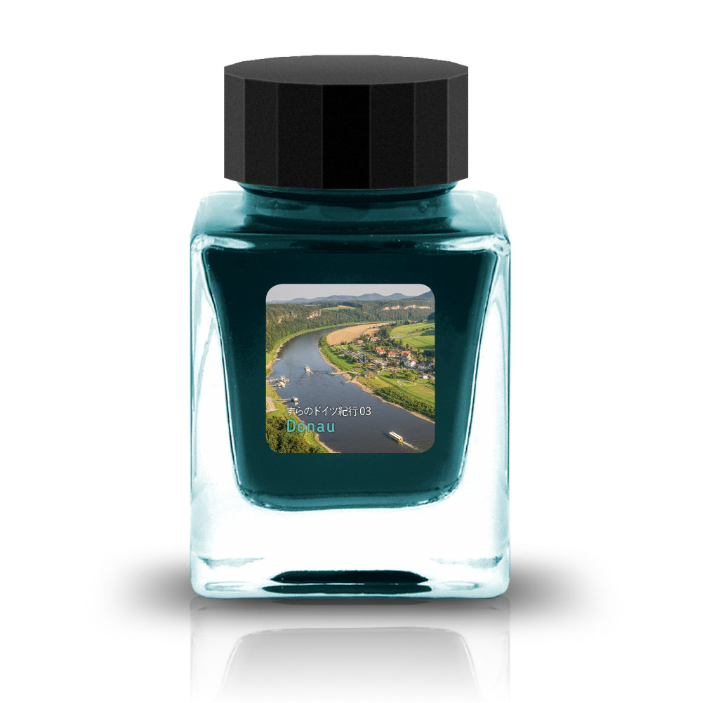 すらのドイツ紀行 03 Donau Ink
The Sura & Gucchi Collection is a collaboration with 2 ink masters who developed the color palette and are known for unique and vibrant colors. These inks are a tribute to the unique ink making styles within their community.
RGB: 0, 133, 158
Blue with purple sheen
30ml