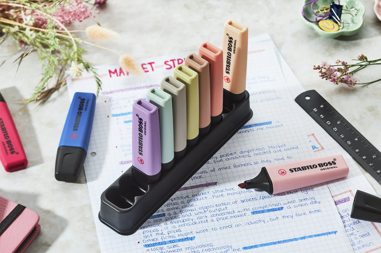 A design classic since 1971 and Europe's number-one highlighter, the STABILO BOSS ORIGINAL NatureCOLORS Wildflower edition brings a fresh, nature-inspired palette to one of stationery's most trusted tools. The collection takes its color cues from the worlds of interior and fashion design, translating them into ten sophisticated NatureCOLORS shades: ultramarine, blush, burgundy, grey violet, warm grey, sienna, mud green, earth green, umber, and beige, that feel at home on any desk.
The iconic chisel tip del