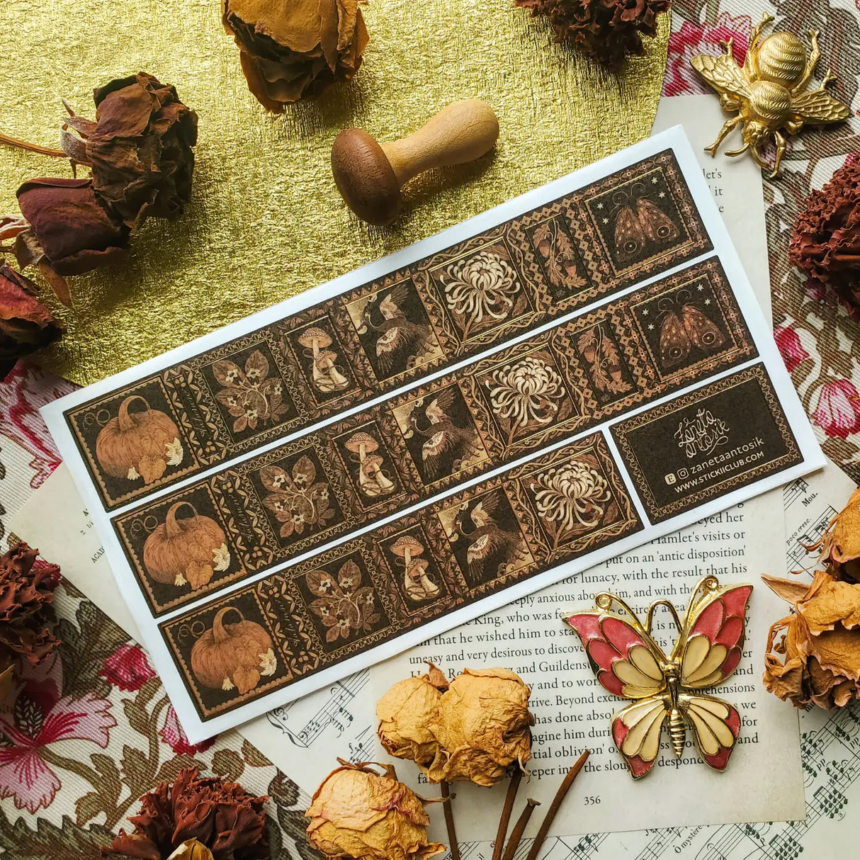 STICKII - Autumn in Gold Washi Sticker Sheet
🍂🕯️ A little moody, a little magical, and beautifully steeped in autumn charm, @zanetaantosik’s washi sheet feels like a cabinet of seasonal curiosities. Ornate frames hold pumpkins, mushrooms, moths, birds, blossoms, and acorns in rich shades of amber, brown, cream, and gold. This sheet is perfect for adding a warm vintage touch to journals, letters, and cozy fall pages. Art by: @zanetaantosik
Top Coating: Gold Foil
Adhesive Layer: Paper
Backing Layer: Paper