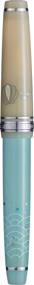 Princesses have been loved and admired throughout the ages. Sailor Pen is releasing a collection of fountain pens with designs inspired by princesses from Japanese fairytales.
They are truly unique fountain pens featuring iconic motifs and colors from each fairytale, intricately expressed with beautiful mother-of-pearl and “yubi maki-e” on the barrels and caps.
Princess Koto: A fallen Heike clan princess was washed ashore and saved by seaside villagers. To thank them, she played a “koto” harp bea