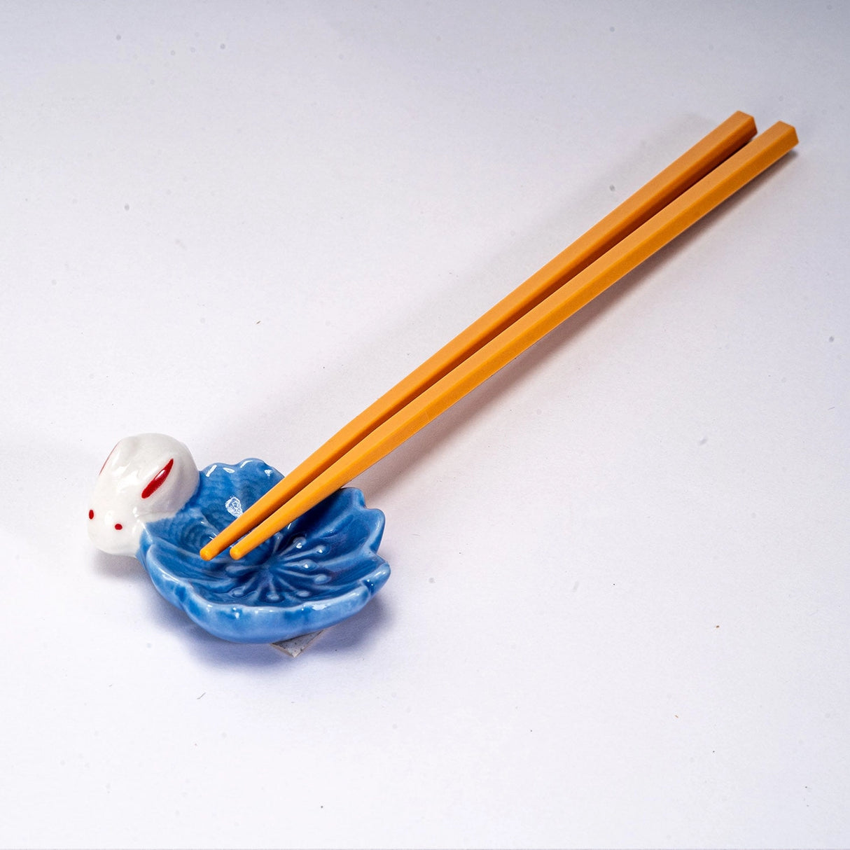 These cute ceramic rests are a perfect stationery addition to your desk! Use them for pens, paint brushes, or take them to your kitchen as a chopstick rest!
Size: 2.5"L
Material: Porcelain
Weight: 1.6 oz
Origin: China