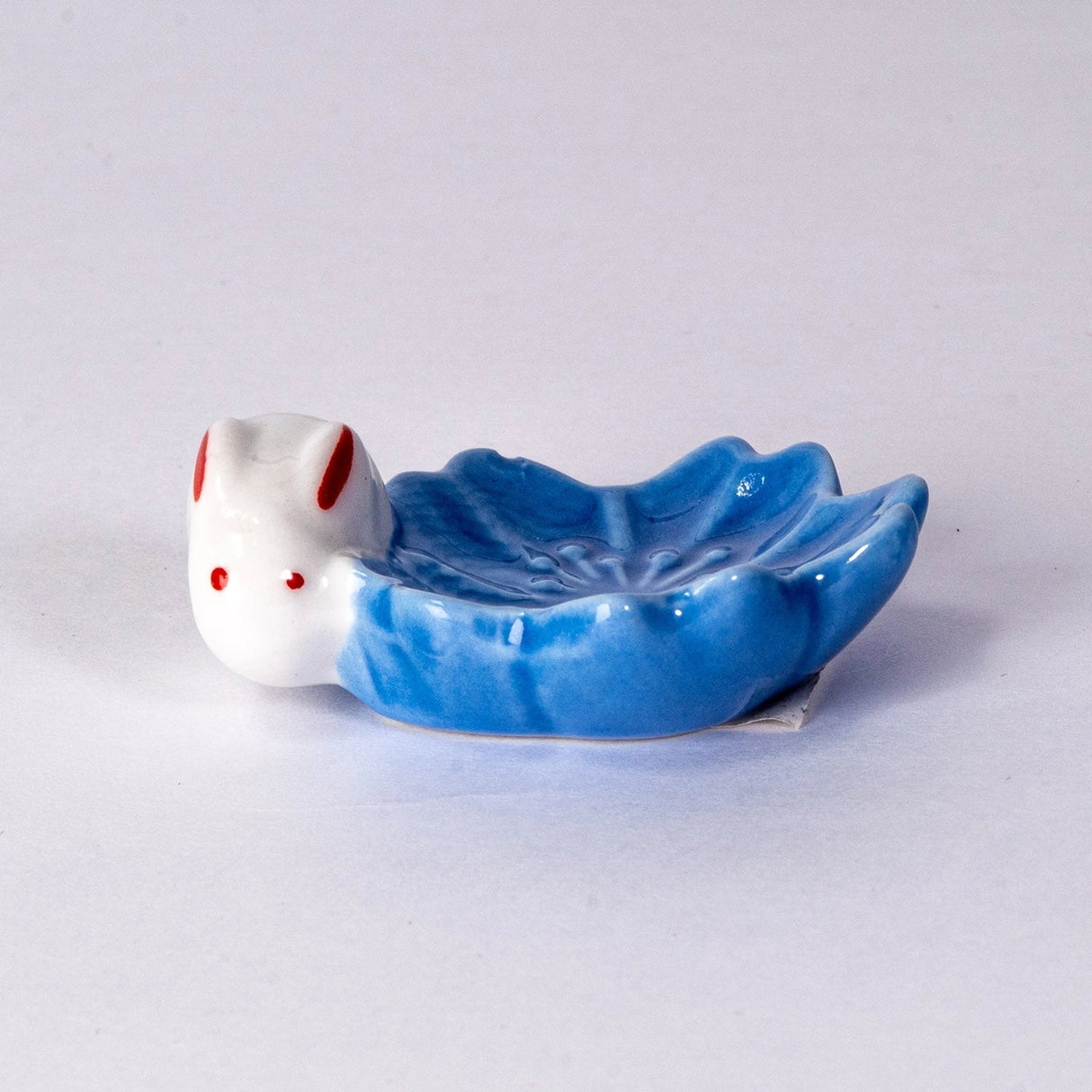 These cute ceramic rests are a perfect stationery addition to your desk! Use them for pens, paint brushes, or take them to your kitchen as a chopstick rest!
Size: 2.5"L
Material: Porcelain
Weight: 1.6 oz
Origin: China