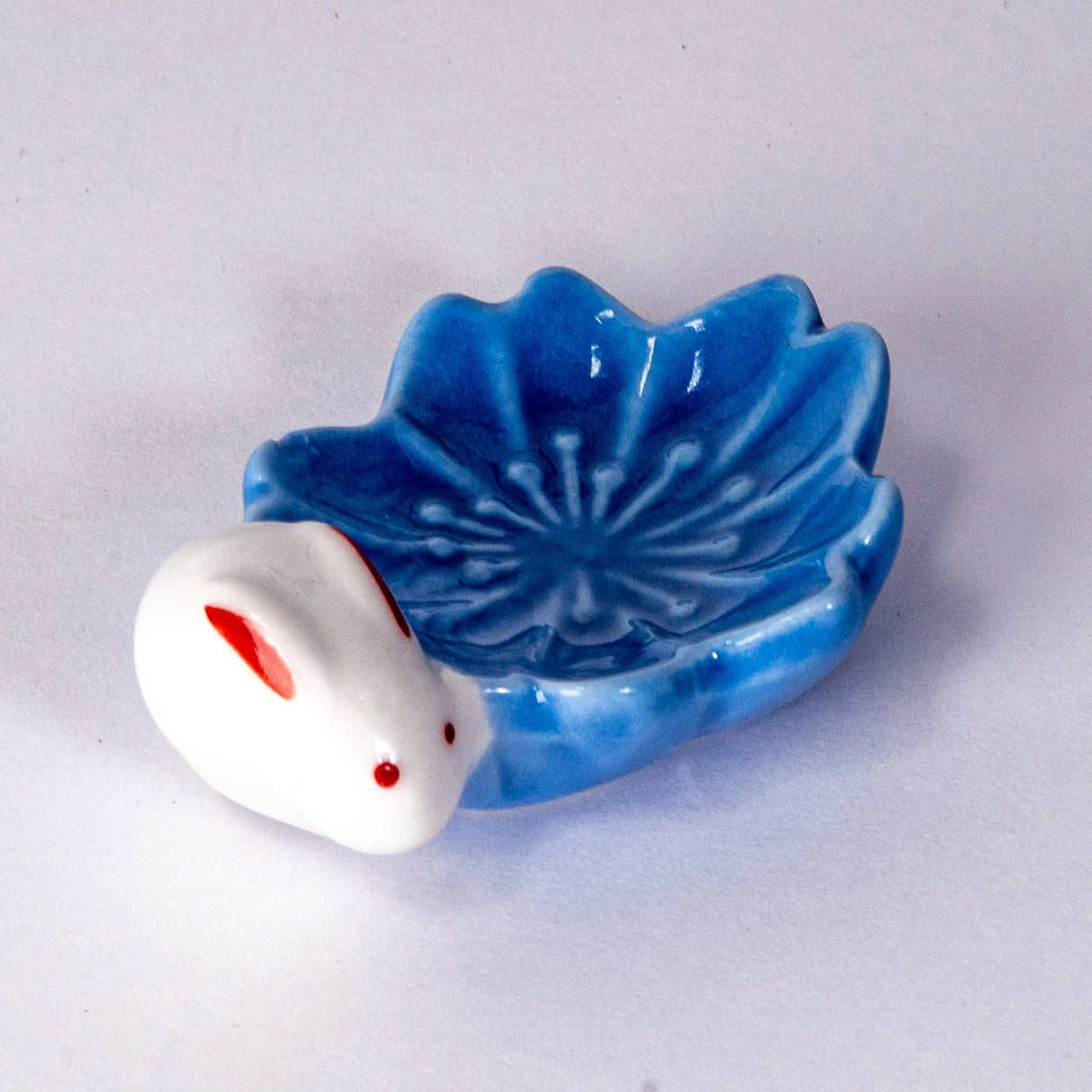 These cute ceramic rests are a perfect stationery addition to your desk! Use them for pens, paint brushes, or take them to your kitchen as a chopstick rest!
Size: 2.5"L
Material: Porcelain
Weight: 1.6 oz
Origin: China