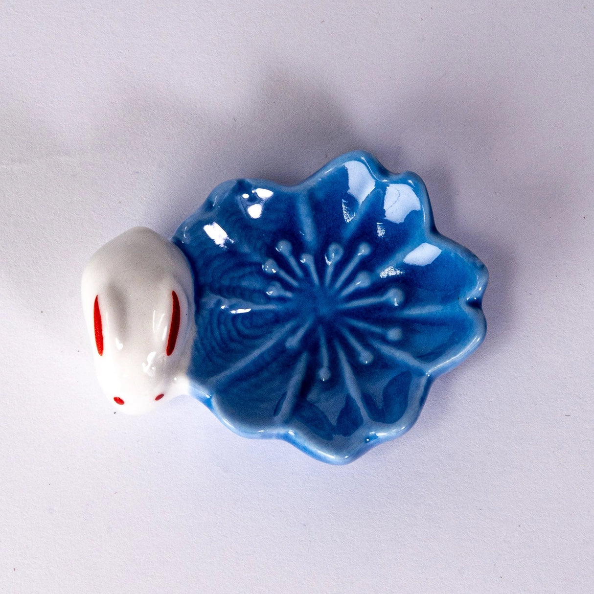 These cute ceramic rests are a perfect stationery addition to your desk! Use them for pens, paint brushes, or take them to your kitchen as a chopstick rest!
Size: 2.5"L
Material: Porcelain
Weight: 1.6 oz
Origin: China