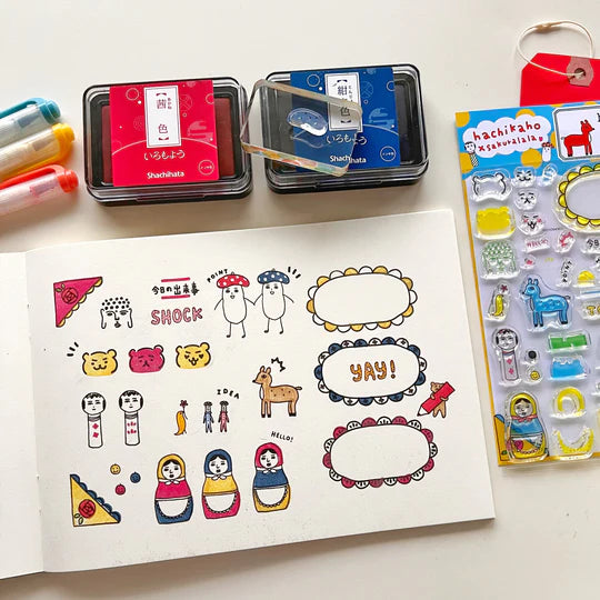 The first collaboration, "happy diary," is a clear stamp set featuring Hachikaho's signature design.
The book is packed with easy-to-use designs and words, as well as plenty of ways to enjoy clear stamps in your own way. hachikaho and Sakurala will be introducing ways to use these clear stamps and ideas on their Instagram, YouTube, and blogs, so please take a look. I hope you'll enjoy some clear stamp time with me!