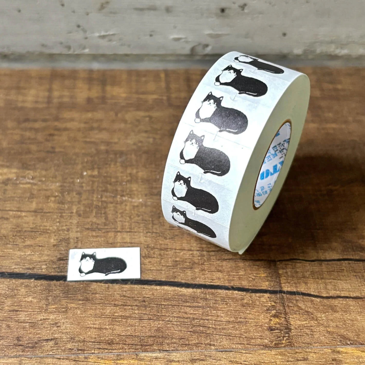 This is Seitousha's new labeler roll seal.
About 1,000 sheets are included, and the lightly adhesive stickers can be written with a pen, so they can also be used as sticky notes.
✨ Product Features
Perfect for decorating planners, journals, cards, gifts, and scrapbooks
Aprox. 1,000 stickers