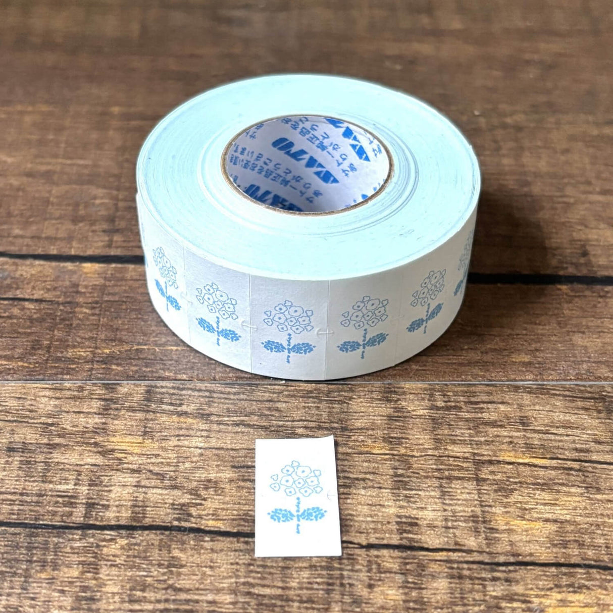 This is Seitousha's new labeler roll seal.
About 1,000 sheets are included, and the lightly adhesive stickers can be written with a pen, so they can also be used as sticky notes.
✨ Product Features
Perfect for decorating planners, journals, cards, gifts, and scrapbooks
Aprox. 1,000 stickers