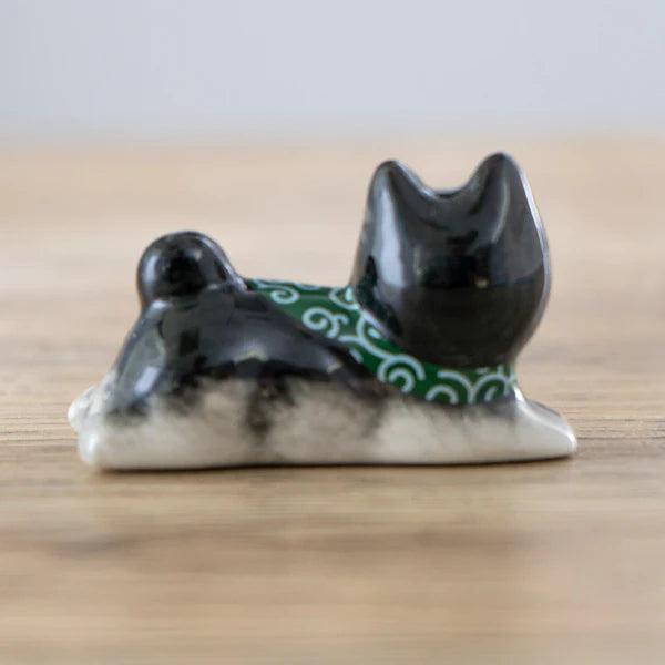 These cute ceramic rests are a perfect stationery addition to your desk! Use them for pens, paint brushes, or take them to your kitchen as a chopstick rest!
Size:2"L
Material: Porcelain
Weight: 1.6 oz
Origin: China