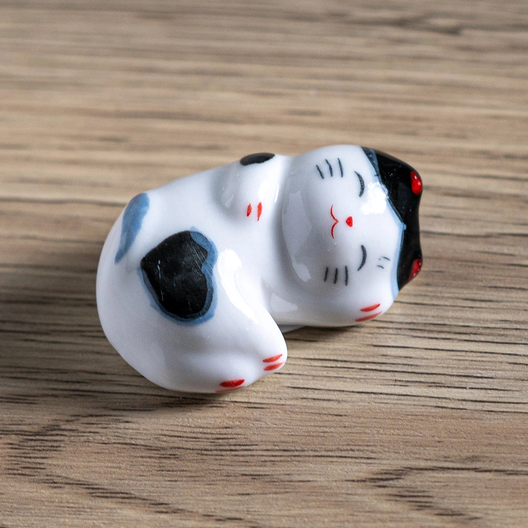 These cute ceramic rests are a perfect stationery addition to your desk! Use them for pens, paint brushes, or take them to your kitchen as a chopstick rest!
Size: 2"
Material: Ceramic
Weight:1.6 oz (45.36 g)
Origin: China