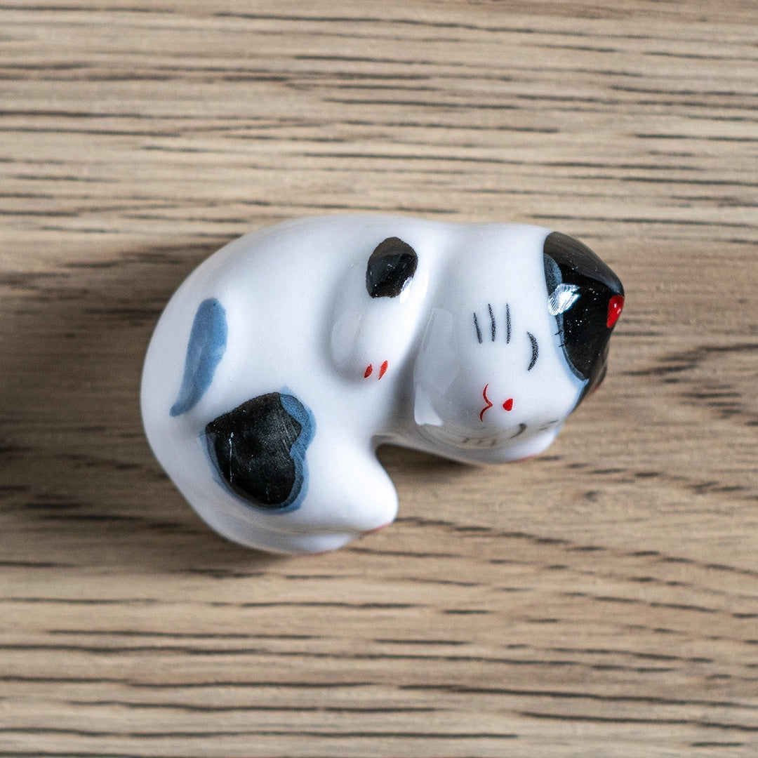 These cute ceramic rests are a perfect stationery addition to your desk! Use them for pens, paint brushes, or take them to your kitchen as a chopstick rest!
Size: 2"
Material: Ceramic
Weight:1.6 oz (45.36 g)
Origin: China