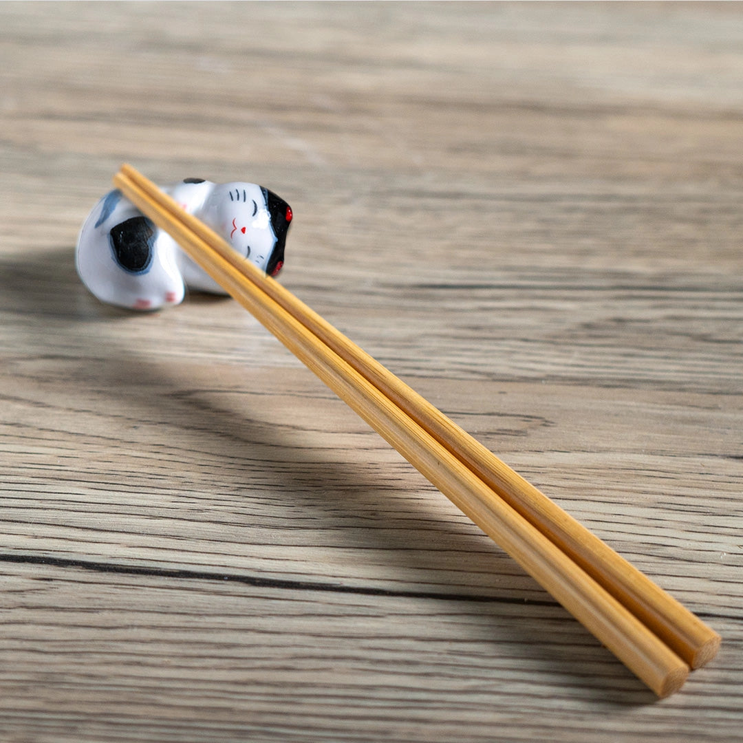 These cute ceramic rests are a perfect stationery addition to your desk! Use them for pens, paint brushes, or take them to your kitchen as a chopstick rest!
Size: 2"
Material: Ceramic
Weight:1.6 oz (45.36 g)
Origin: China