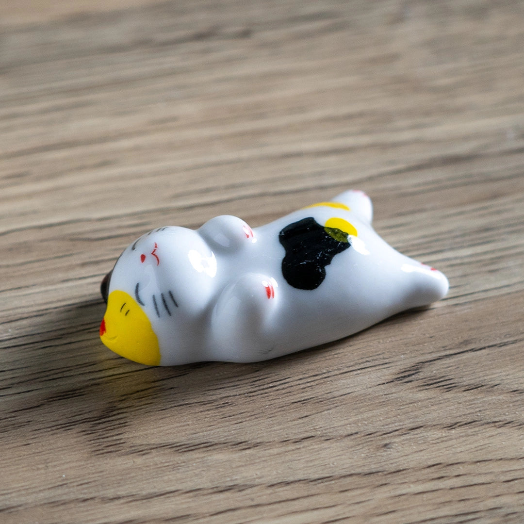 These cute ceramic rests are a perfect stationery addition to your desk! Use them for pens, paint brushes, or take them to your kitchen as a chopstick rest!
Size: 2"
Material: Ceramic
Weight:1.6 oz (45.36 g)
Origin: China