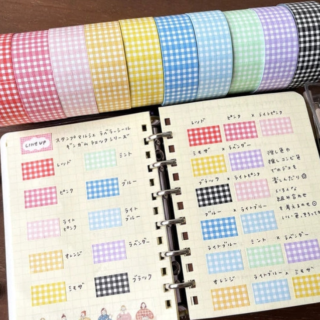 Label stickers with Stamp Marche original designs. These are stickers originally for price tag applicators,now featuring a gingham check pattern! They can also be used to seal letters and envelopes, or as decorative materials for your planner. Fold them in half to use as index stickers or write or stamp them. Each pack contains 1,000 stickers with the same design, making them ideal for daily use or sharing.
Product Size: Approx. 55 x 21.6 mm in diameter.
Sticker Size (Single Piece): Approx. 12.0