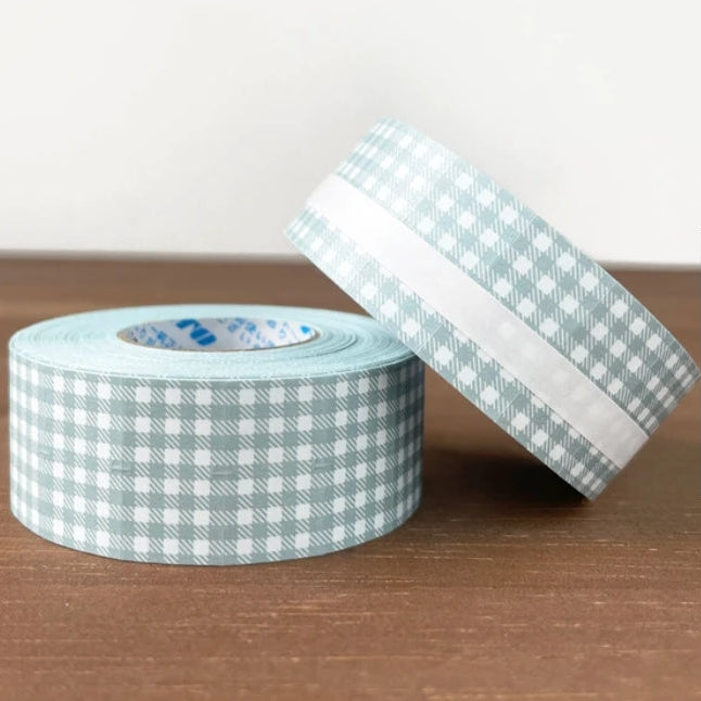 Stamp Marche Gingham Label Sticker Roll - Dusty Blue
Label stickers with Stamp Marche original designs. These are stickers originally for price tag applicators,now featuring a gingham check pattern! They can also be used to seal letters and envelopes, or as decorative materials for your planner. Fold them in half to use as index stickers or write or stamp them. Each pack contains 1,000 stickers with the same design, making them ideal for daily use or sharing.
Product Size: Approx. 55 x 21.6 mm i