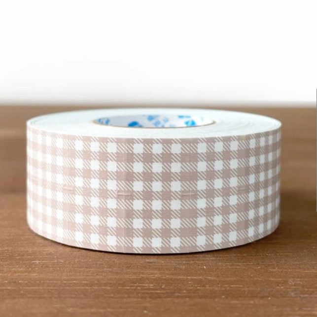 Stamp Marche Gingham Label Sticker Roll - Dusty Pink
Label stickers with Stamp Marche original designs. These are stickers originally for price tag applicators,now featuring a gingham check pattern! They can also be used to seal letters and envelopes, or as decorative materials for your planner. Fold them in half to use as index stickers or write or stamp them. Each pack contains 1,000 stickers with the same design, making them ideal for daily use or sharing.
Product Size: Approx. 55 x 21.6 mm i
