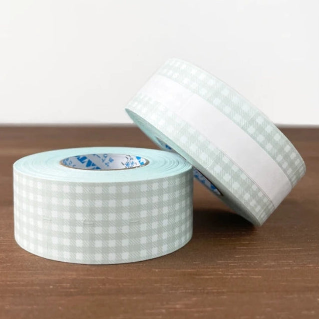 Stamp Marche Gingham Label Sticker Roll - Gray
Label stickers with Stamp Marche original designs. These are stickers originally for price tag applicators,now featuring a gingham check pattern! They can also be used to seal letters and envelopes, or as decorative materials for your planner. Fold them in half to use as index stickers or write or stamp them. Each pack contains 1,000 stickers with the same design, making them ideal for daily use or sharing.
Product Size: Approx. 55 x 21.6 mm in diam