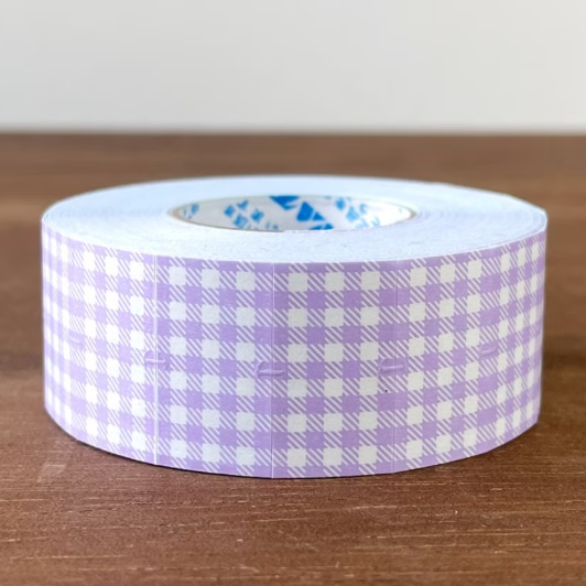 Label stickers with Stamp Marche original designs. These are stickers originally for price tag applicators,now featuring a gingham check pattern! They can also be used to seal letters and envelopes, or as decorative materials for your planner. Fold them in half to use as index stickers or write or stamp them. Each pack contains 1,000 stickers with the same design, making them ideal for daily use or sharing.
Product Size: Approx. 55 x 21.6 mm in diameter.
Sticker Size (Single Piece): Approx. 12.0