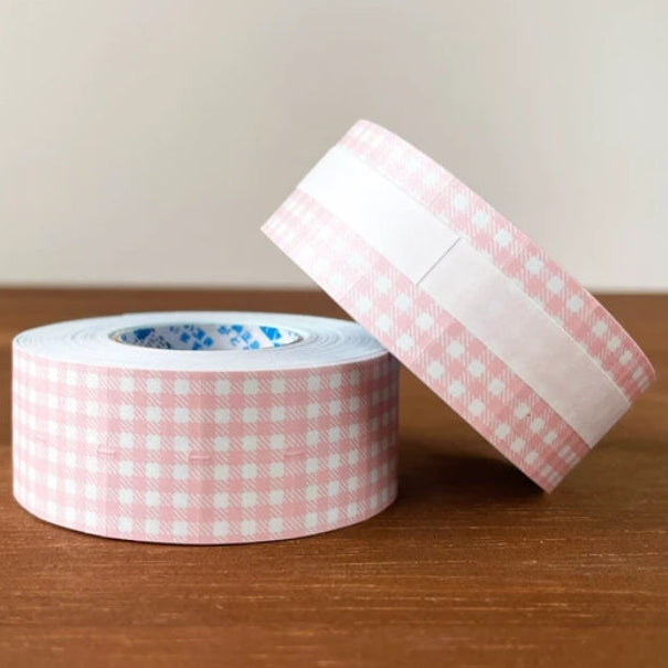 Stamp Marche Gingham Label Sticker Roll - Light Pink
Label stickers with Stamp Marche original designs. These are stickers originally for price tag applicators,now featuring a gingham check pattern! They can also be used to seal letters and envelopes, or as decorative materials for your planner. Fold them in half to use as index stickers or write or stamp them. Each pack contains 1,000 stickers with the same design, making them ideal for daily use or sharing.
Product Size: Approx. 55 x 21.6 mm i