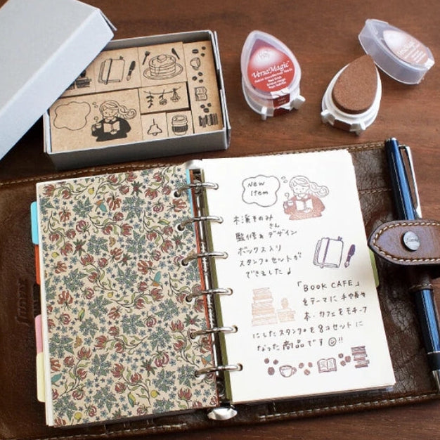 Step into a cozy world of creativity with the Creator’s Stamp Box – Book Café from Stamp Marche and Sonomi Kogei. This charming set brings together beautifully illustrated stamps inspired by warm café moments, books, and everyday comforts—perfect for adding personality to journals, planners, scrapbooks, and handmade cards.
Each stamp is crafted with a solid wooden mount and high‑quality rubber, giving you crisp, clean impressions every time.
This set includes 8 stamps.
Stamp size: approx. 