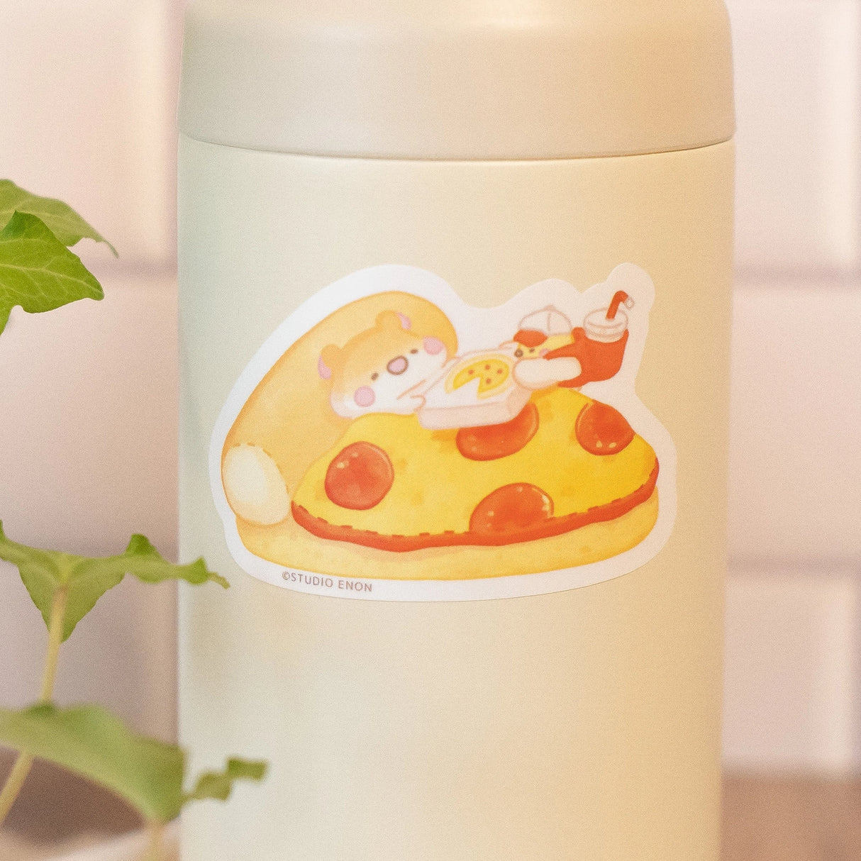 Muffinmaru is getting a midnight snack delivery. Refill your happiness meter with a big pizza. The matte coating on this sticker gives it a premium soft touch and the backing paper is cut for an easy peeling experience.
Dimensions: 2.5” x 1.8” (6.5cm x 4.5cm)
Material: PP
Waterproof
Quantity: 1 sticker