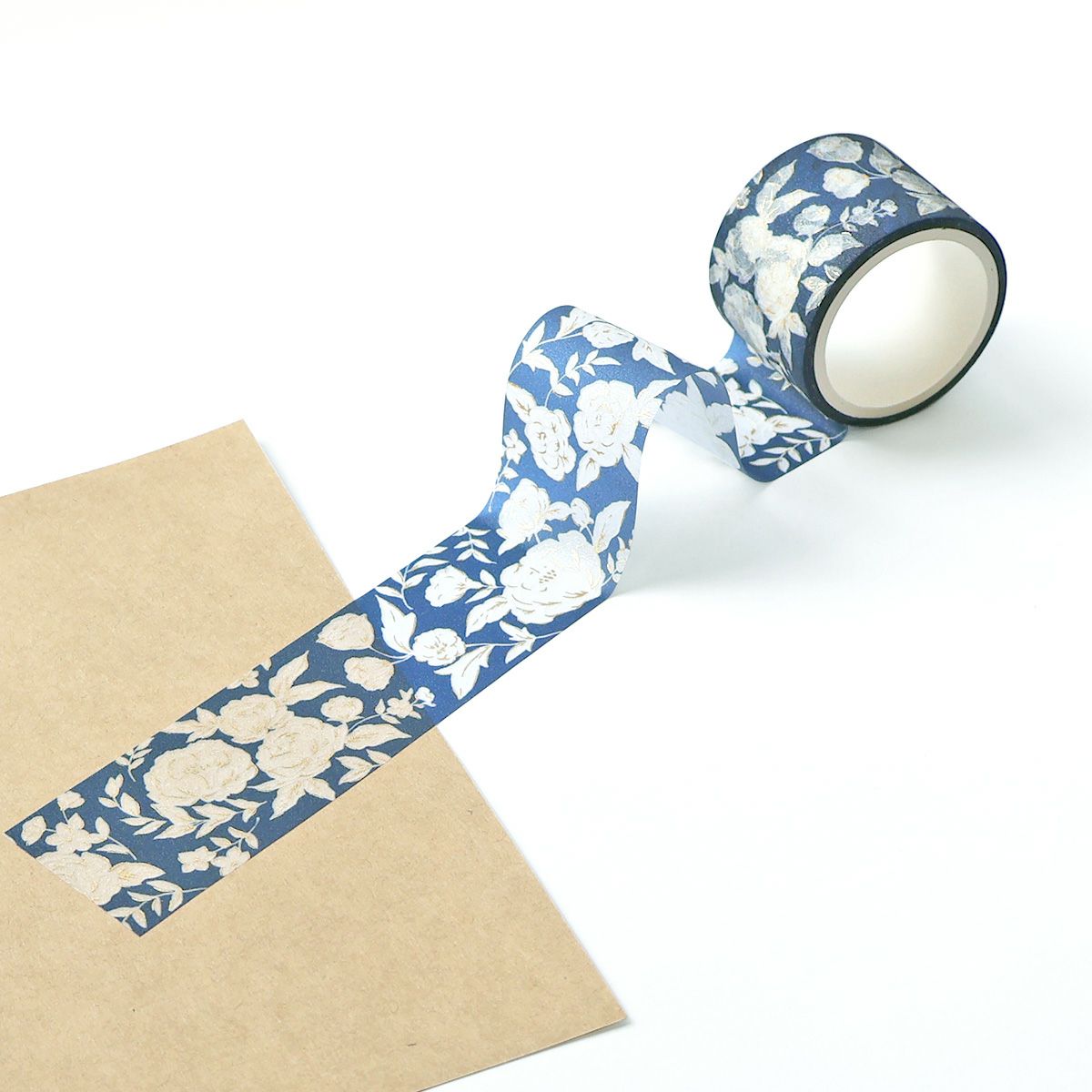 A new glitter tape with an elegant sparkle like sugar crystals is now available.
It is perfect for a gift or letter wrapping for a little special occasion.
Available in floral patterns that can be decorated more elegantly, and plaid patterns that are easy to use even in casual situations.
Material: CPP Special Processing Raw Fabric / Gold Hot
30mm wide × 3m long
