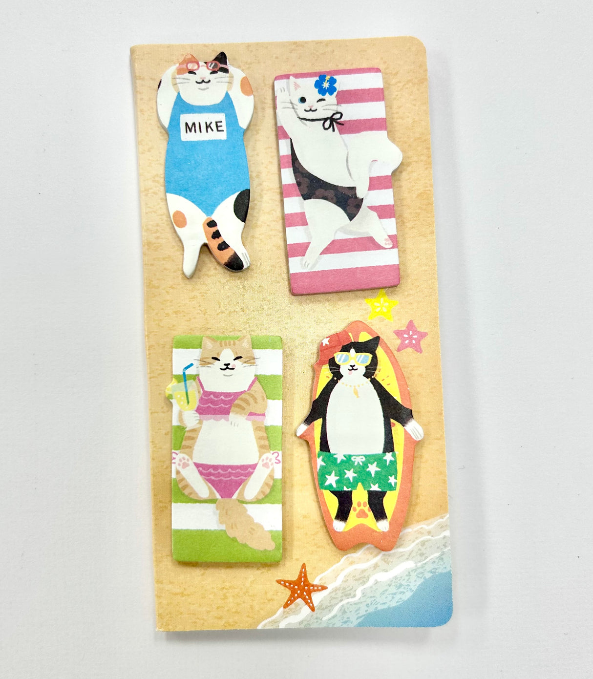 Summer Cat Die-Cut Page Markers
This set of die-cut sticky notes doubles as a bookmark. It features cats in various cute summer outfits.
A set of die-cut sticky tabs featuring illustrations of cats wearing cute summer outfits
Total of 80 tabs with 4 different designs