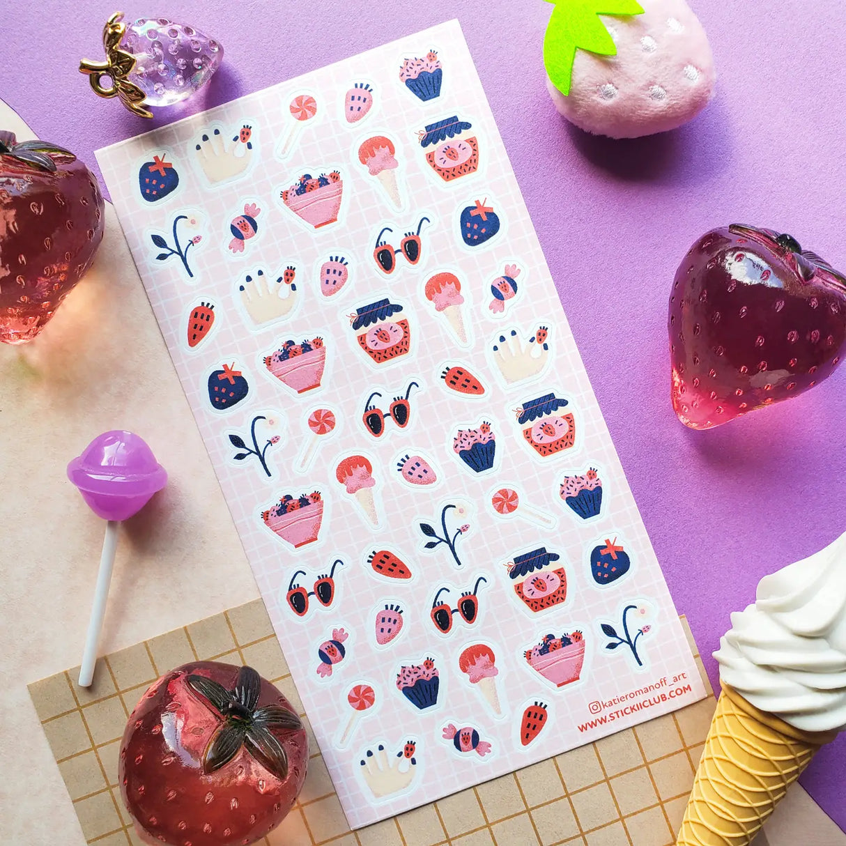 🍓🕶️ Sweet, bright, and ready for a strawberry-filled day out, @katieromanoff_art’s playful sheet is packed with all the little things that make summer feel extra fun. From berry sunglasses and strawberry nails to jam jars, frosty treats, cupcakes, candies, and tiny floral details. A fresh-picked mix of fruity charm, playful style, and berry-sweet fun.
Art by: @katieromanoff_art