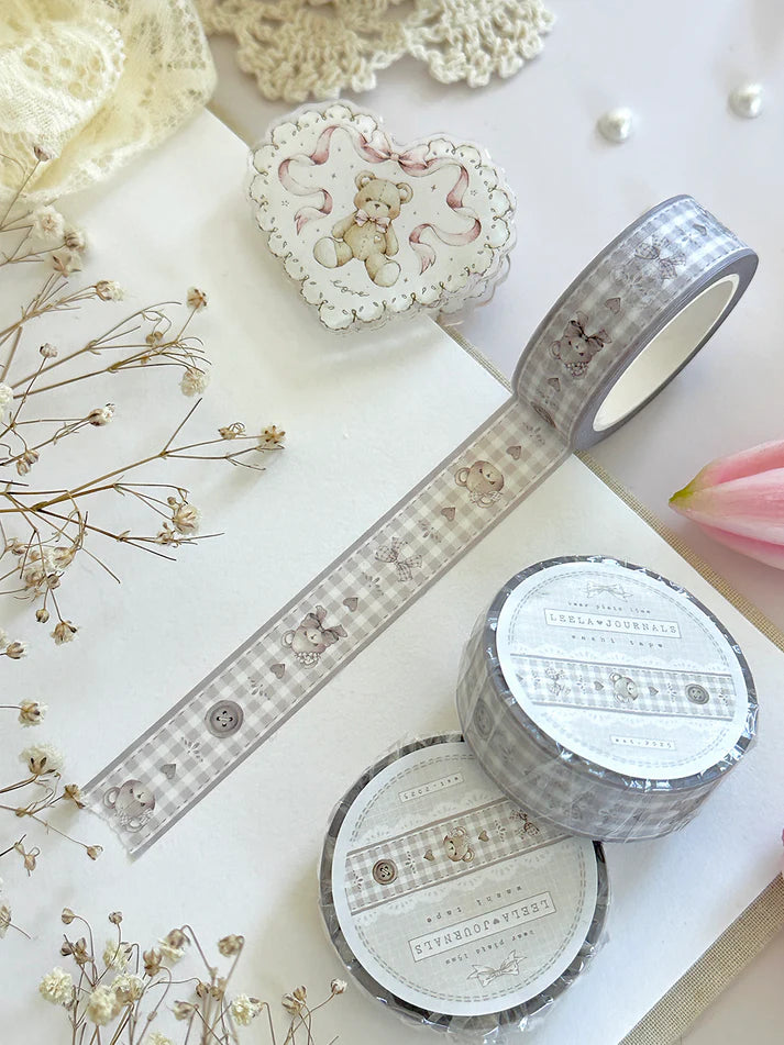 ♡ x1 washi tape
♡ 10m long
♡ 15mm width
Illustrated & designed by Aarti from @leelajournals. Colors may vary from screen to screen and real life to photo. 