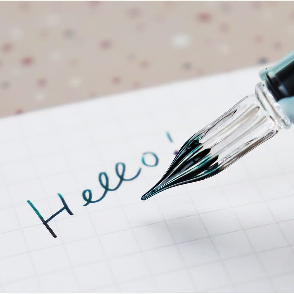 A mysterious coloring reminiscent of the beautiful hues of a sunset and an impressive glass pen with a striking pattern. A new color is now available in the Aurora series, which is easy to carry with a cap that protects the nib!