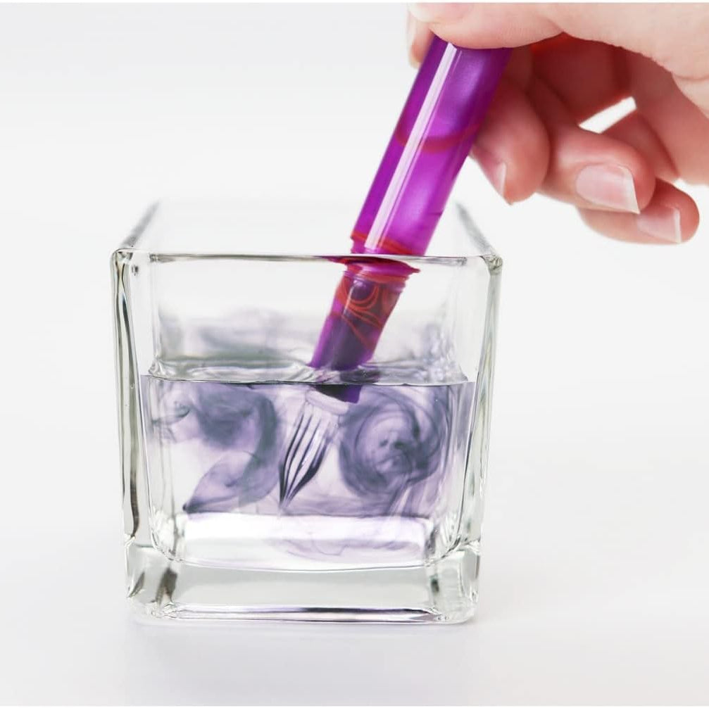 A mysterious coloring reminiscent of the beautiful hues of a sunset and an impressive glass pen with a striking pattern. A new color is now available in the Aurora series, which is easy to carry with a cap that protects the nib!