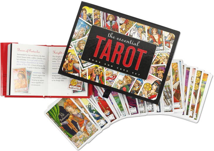 El libro y el juego de cartas del tarot esencial