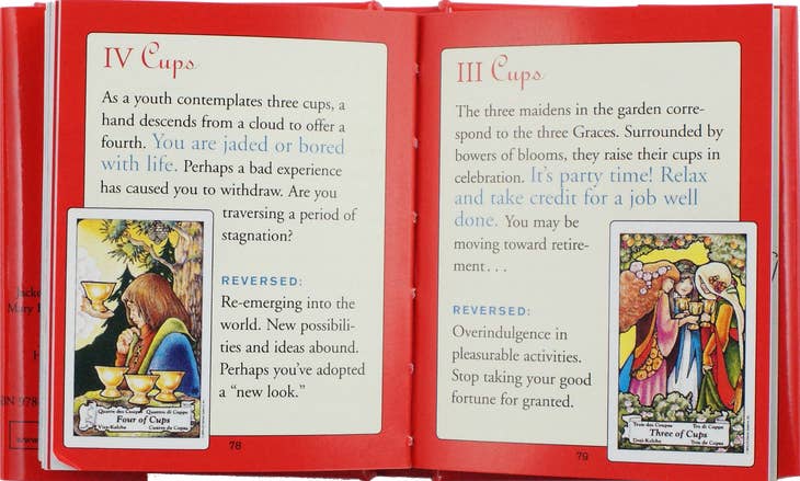 El libro y el juego de cartas del tarot esencial