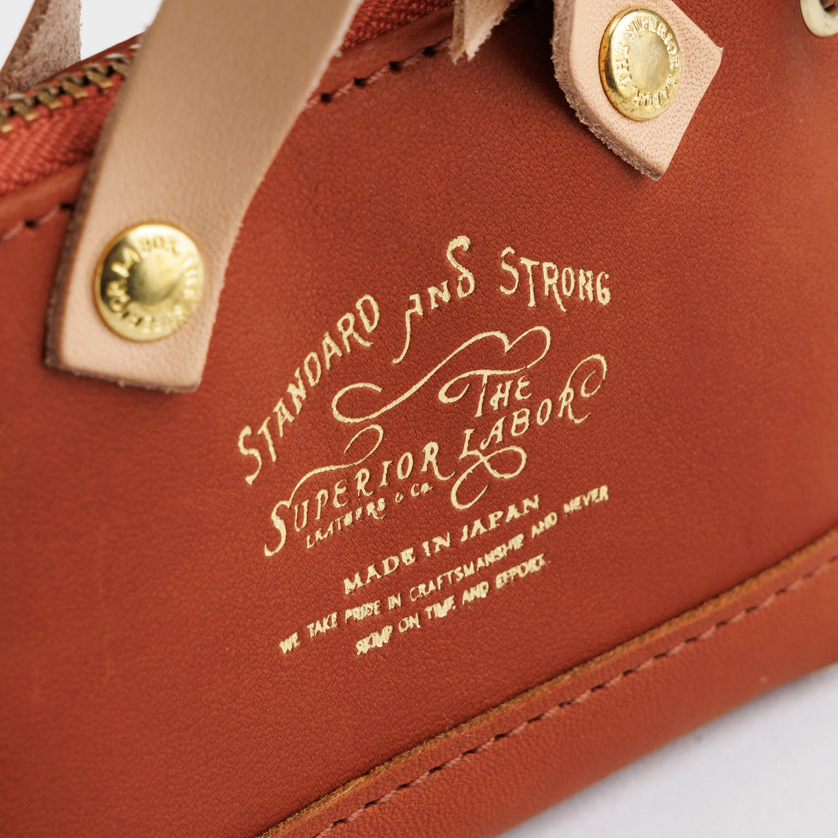 The SUPERIOR LABOR All Leather Engineer Key Case
This is a key case made as a miniature version of our engineer bag.
Previously, it was made using the same canvas as the full-size engineer bag,but this time it’s back in all-leather.
It’s crafted to be more durable and long-lasting, so you can enjoy it for years to come.
Size: W12.5×H8×D3cm
About the Leather – Japanese Glove Leather
Made from durable and supple Japanese glove leather, known for its lightness and strength.
Originally used for baseball g