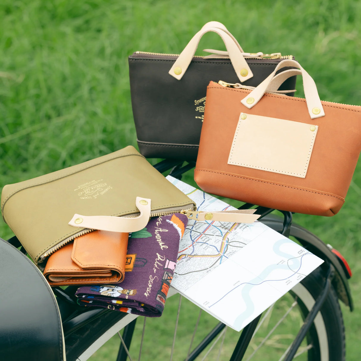 We made a miniature version of our engineer bag as a key case,and somehow, this one turned out a little bigger.
Still, the plump, playful leather pouch is fun to carry and somehow even looks delicious.
It’s sized to fit a paperback or an A6 notebook.
Size: W19.5×H12.5×D4.5cm
About the Leather – Japanese Glove Leather
Made from durable and supple Japanese glove leather, known for its lightness and strength.
Originally used for baseball gloves, this leather is highly resistant to friction and becomes sof