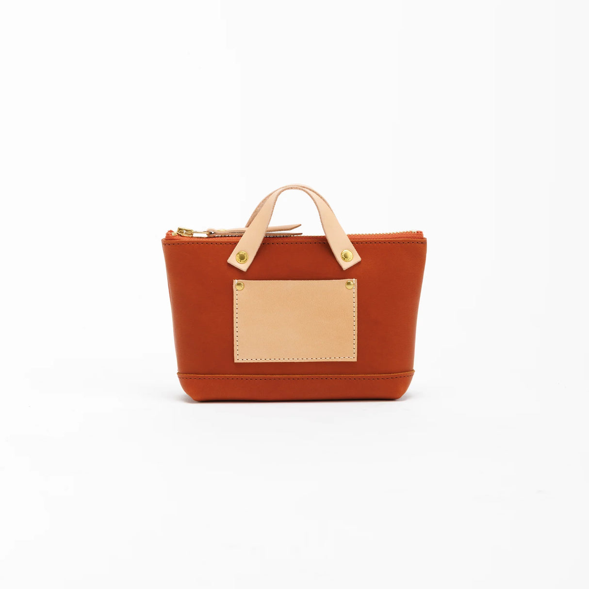 We made a miniature version of our engineer bag as a key case,and somehow, this one turned out a little bigger.
Still, the plump, playful leather pouch is fun to carry and somehow even looks delicious.
It’s sized to fit a paperback or an A6 notebook.
Size: W19.5×H12.5×D4.5cm
About the Leather – Japanese Glove Leather
Made from durable and supple Japanese glove leather, known for its lightness and strength.
Originally used for baseball gloves, this leather is highly resistant to friction and becomes sof