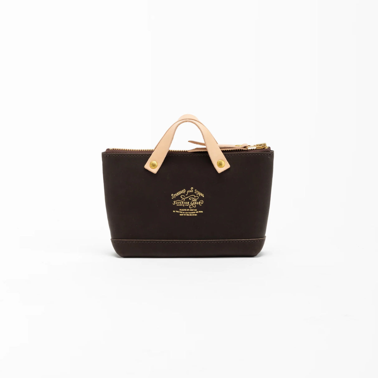 We made a miniature version of our engineer bag as a key case,and somehow, this one turned out a little bigger.
Still, the plump, playful leather pouch is fun to carry and somehow even looks delicious.
It’s sized to fit a paperback or an A6 notebook.
Size: W19.5×H12.5×D4.5cm
About the Leather – Japanese Glove Leather
Made from durable and supple Japanese glove leather, known for its lightness and strength.
Originally used for baseball gloves, this leather is highly resistant to friction and becomes sof
