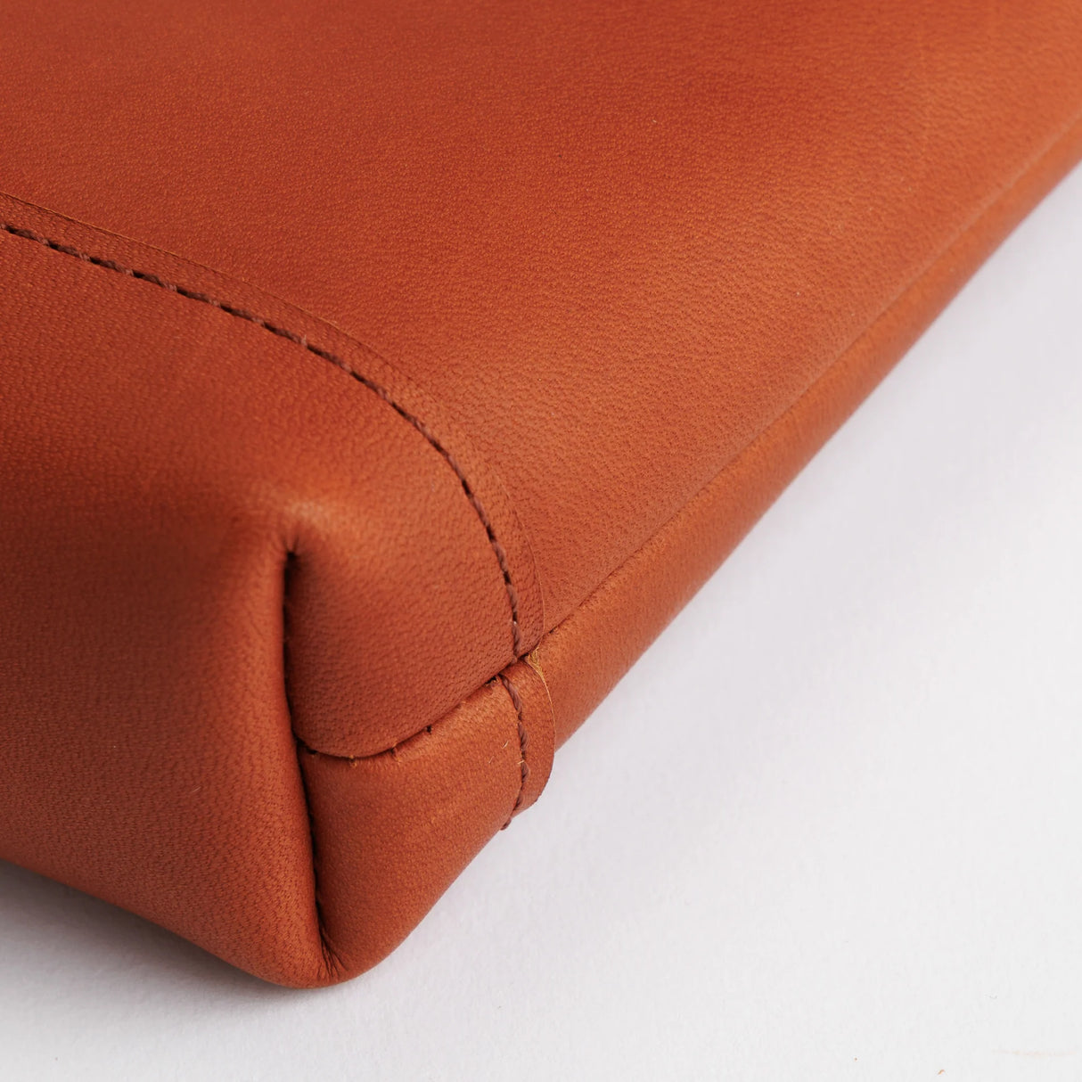 We made a miniature version of our engineer bag as a key case,and somehow, this one turned out a little bigger.
Still, the plump, playful leather pouch is fun to carry and somehow even looks delicious.
It’s sized to fit a paperback or an A6 notebook.
Size: W19.5×H12.5×D4.5cm
About the Leather – Japanese Glove Leather
Made from durable and supple Japanese glove leather, known for its lightness and strength.
Originally used for baseball gloves, this leather is highly resistant to friction and becomes sof