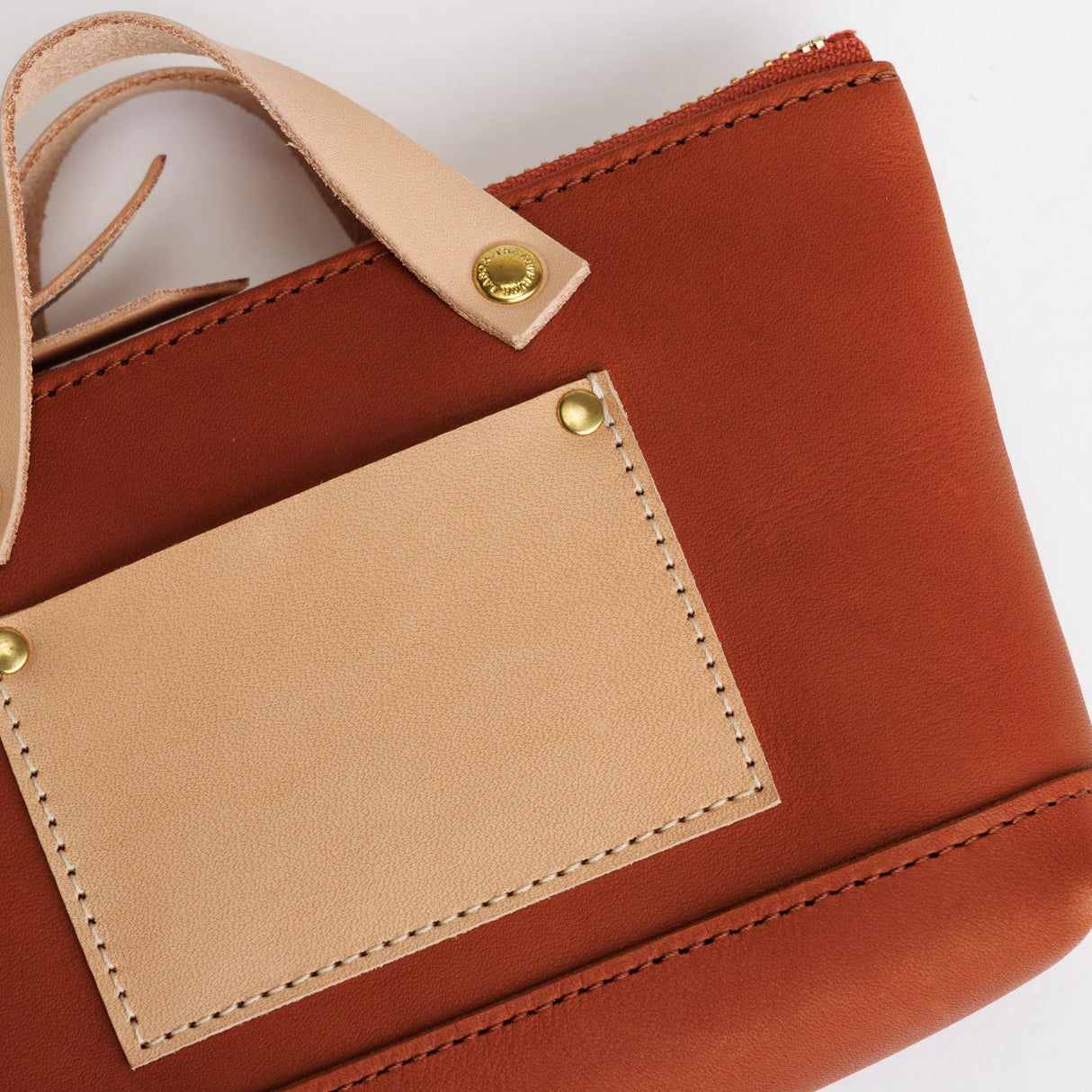 We made a miniature version of our engineer bag as a key case,and somehow, this one turned out a little bigger.
Still, the plump, playful leather pouch is fun to carry and somehow even looks delicious.
It’s sized to fit a paperback or an A6 notebook.
Size: W19.5×H12.5×D4.5cm
About the Leather – Japanese Glove Leather
Made from durable and supple Japanese glove leather, known for its lightness and strength.
Originally used for baseball gloves, this leather is highly resistant to friction and becomes sof