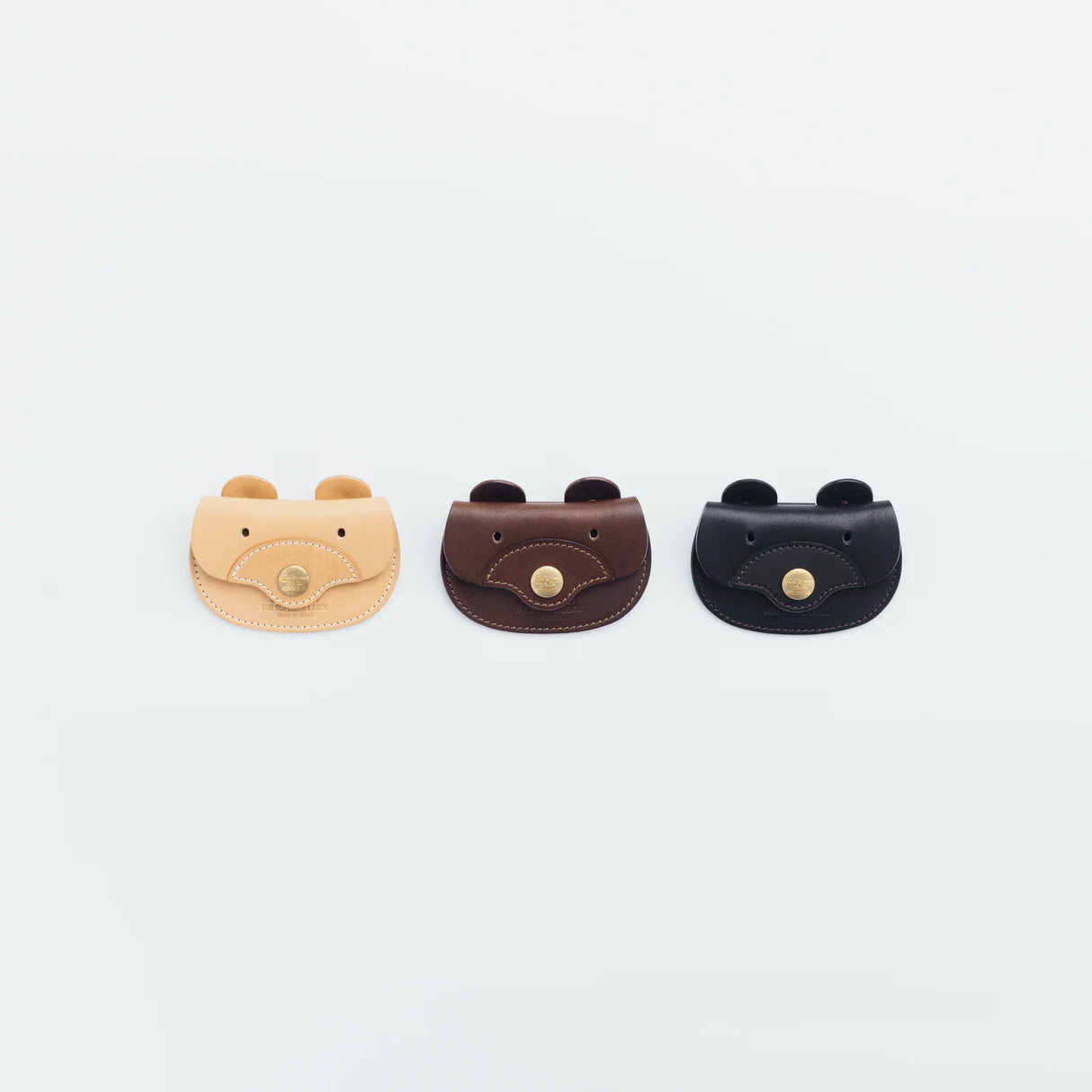 A coin purse with a bear motif.
It is small enough to carry in your pocket when you are out and about. Compact and sturdy, it can be used for many years and has a cute design that adds a nice accent to its appearance.
Size: W11×H6.5cm
Leather Products
We use natural leather. While we avoid pieces with damage that could cause tearing, natural marks, wrinkles, and other characteristics are part of the leather’s charm and may be present on the product. Even within the same type of leather, color, thickn