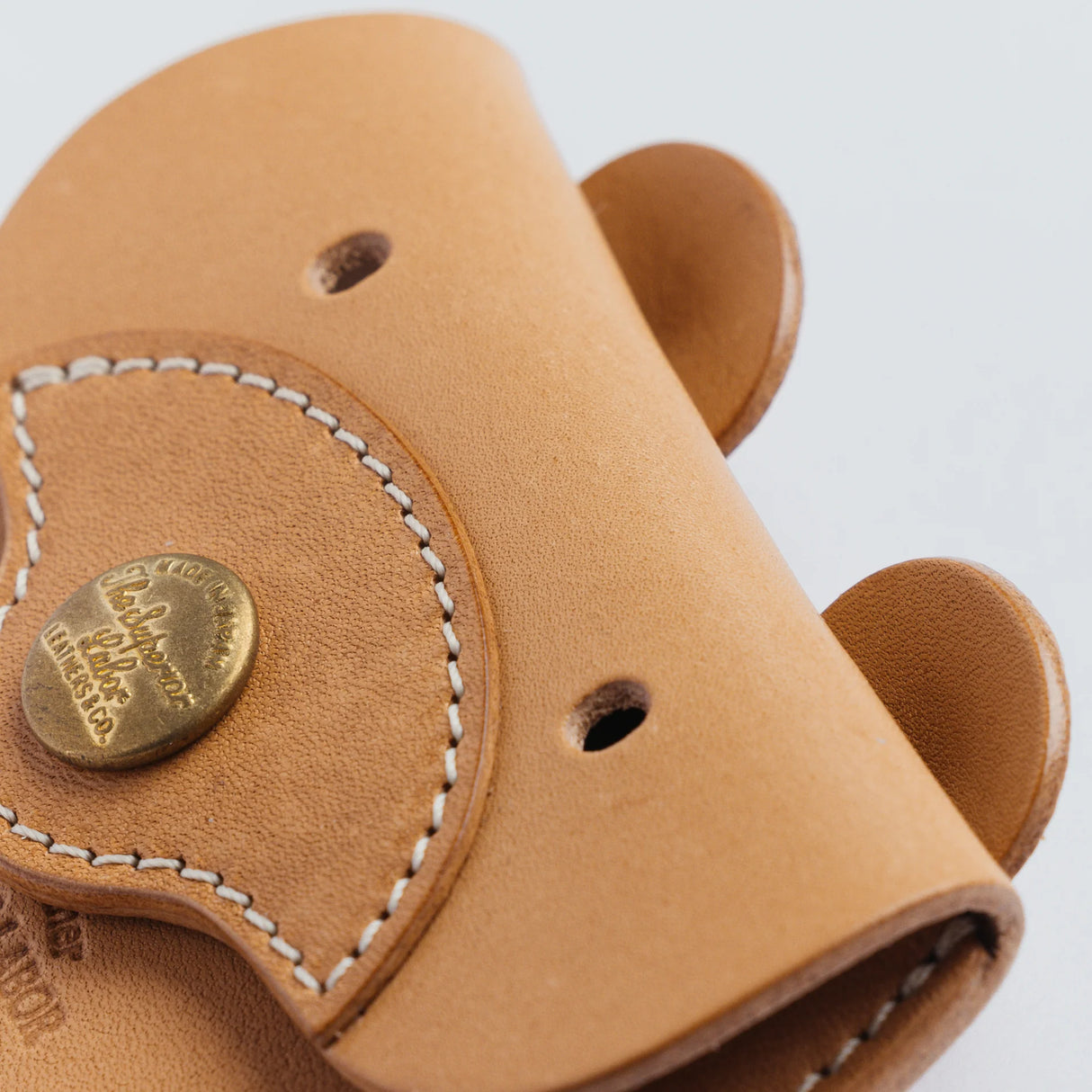 A coin purse with a bear motif.
It is small enough to carry in your pocket when you are out and about. Compact and sturdy, it can be used for many years and has a cute design that adds a nice accent to its appearance.
Size: W11×H6.5cm
Leather Products
We use natural leather. While we avoid pieces with damage that could cause tearing, natural marks, wrinkles, and other characteristics are part of the leather’s charm and may be present on the product. Even within the same type of leather, color, thickn