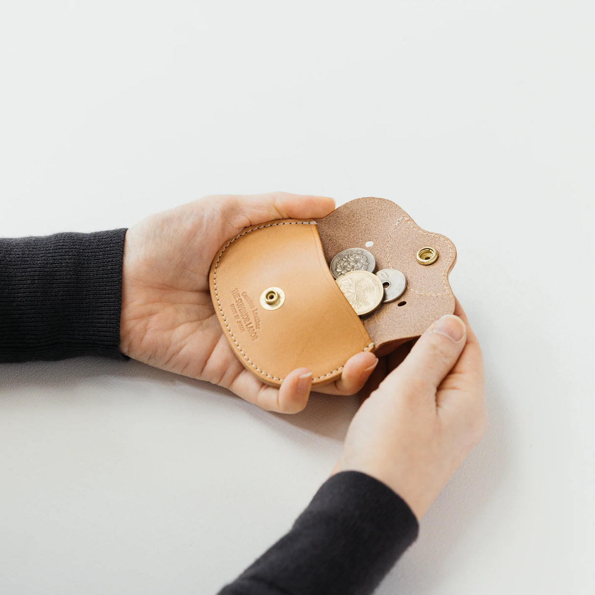 A coin purse with a bear motif.
It is small enough to carry in your pocket when you are out and about. Compact and sturdy, it can be used for many years and has a cute design that adds a nice accent to its appearance.
Size: W11×H6.5cm
Leather Products
We use natural leather. While we avoid pieces with damage that could cause tearing, natural marks, wrinkles, and other characteristics are part of the leather’s charm and may be present on the product. Even within the same type of leather, color, thickn