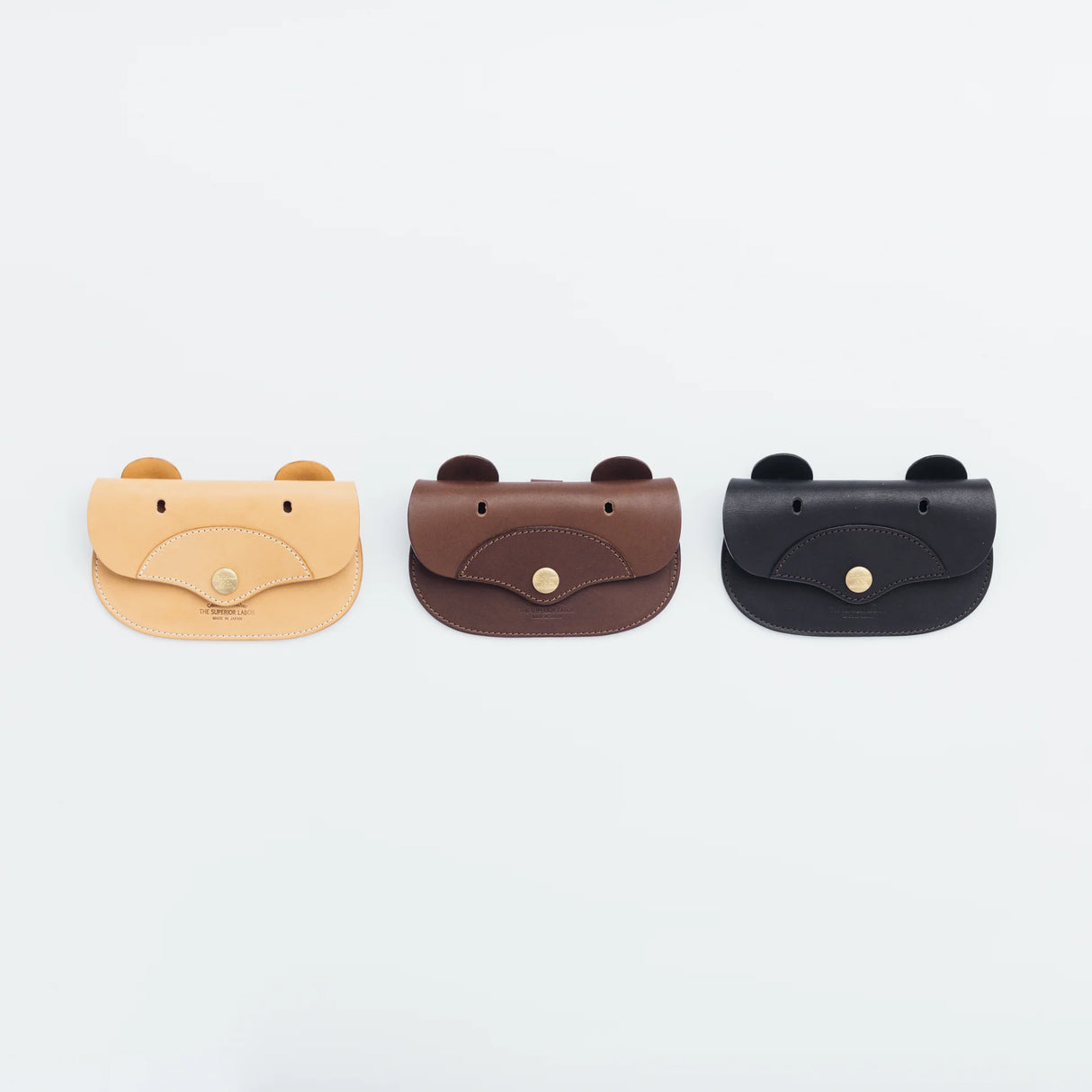 A wallet with a bear motif.
It is durable and can be used for many years, and the design is cute and makes a nice accent.
Size: W15.5×H10.5cm
About the Leather – Japanese Glove Leather
Made from durable and supple Japanese glove leather, known for its lightness and strength.
Originally used for baseball gloves, this leather is highly resistant to friction and becomes softer and more comfortable over time.
Its rich color comes from the deep-dyeing process, in which dye penetrates all the way to the core
