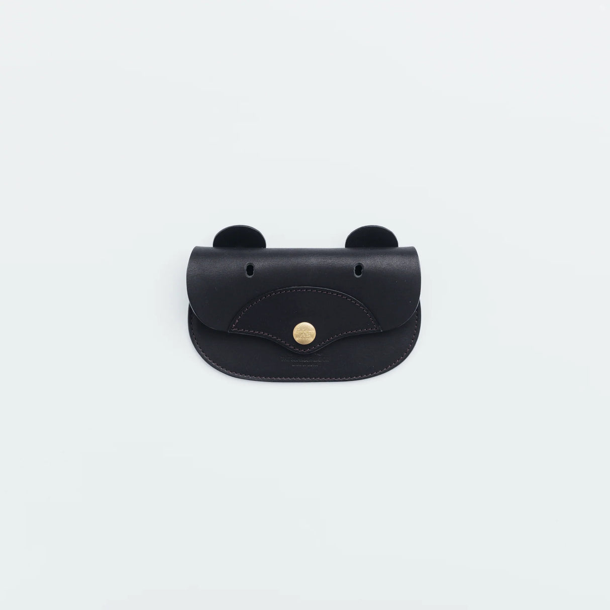 A wallet with a bear motif.
It is durable and can be used for many years, and the design is cute and makes a nice accent.
Size: W15.5×H10.5cm
About the Leather – Japanese Glove Leather
Made from durable and supple Japanese glove leather, known for its lightness and strength.
Originally used for baseball gloves, this leather is highly resistant to friction and becomes softer and more comfortable over time.
Its rich color comes from the deep-dyeing process, in which dye penetrates all the way to the core