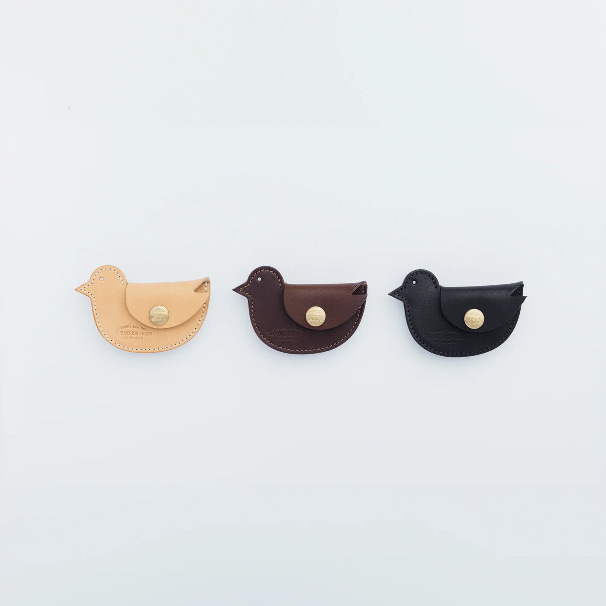 A coin purse with a bird motif.
It is small enough to carry in your pocket when you are out and about. Compact and sturdy, it can be used for many years and has a cute design that adds a nice accent to its appearance.
Size: W11×H6.5cm
Leather Products
We use natural leather. While we avoid pieces with damage that could cause tearing, natural marks, wrinkles, and other characteristics are part of the leather’s charm and may be present on the product. Even within the same type of leather, color, thickness,
