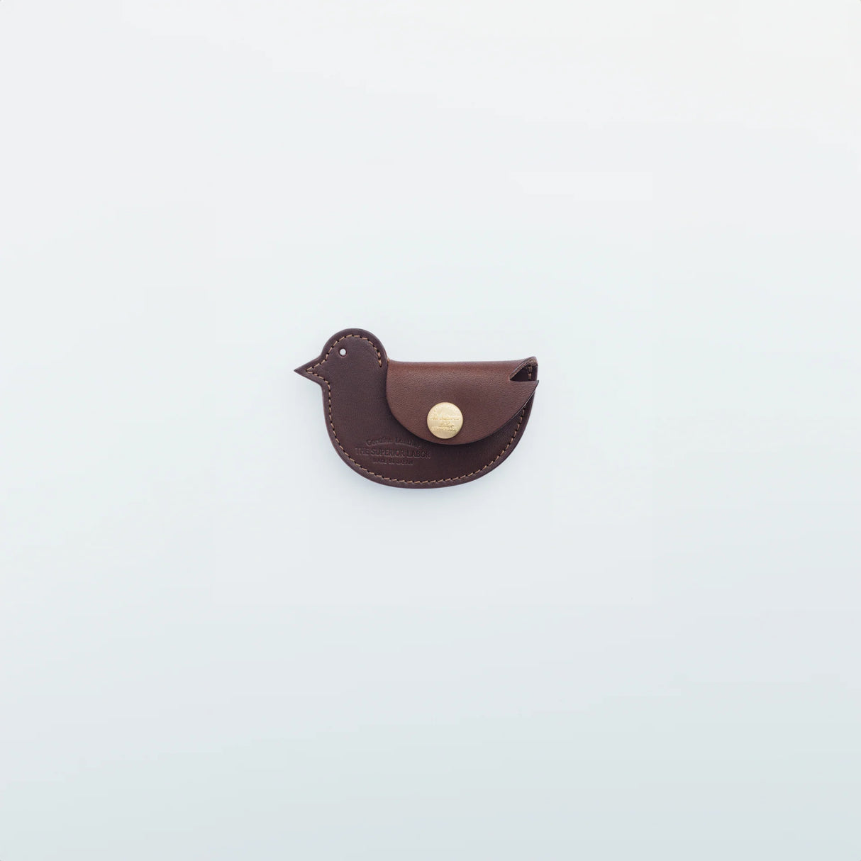 A coin purse with a bird motif.
It is small enough to carry in your pocket when you are out and about. Compact and sturdy, it can be used for many years and has a cute design that adds a nice accent to its appearance.
Size: W11×H6.5cm
Leather Products
We use natural leather. While we avoid pieces with damage that could cause tearing, natural marks, wrinkles, and other characteristics are part of the leather’s charm and may be present on the product. Even within the same type of leather, color, thickness,